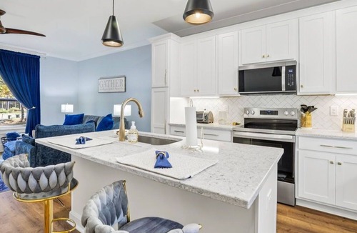 Apex House | Beautiful Downtown apartment. Walk to historic downtown retail, dining & fun