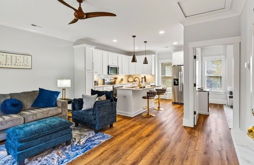Apex House | Beautiful Downtown apartment. Walk to historic downtown retail, dining & fun