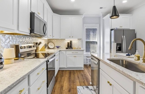 Apex House | Beautiful Downtown apartment. Walk to historic downtown retail, dining & fun