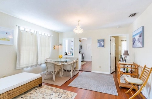 Gillespie Park Cottage | Beautiful Downtown Cottage near Beaches