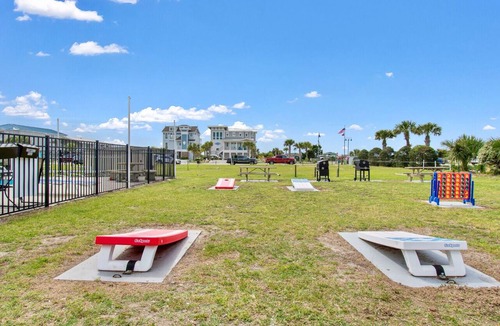 Sunset Beach Condo | Beautiful efficiency condo 1 block from breathtaking Sunset Beach