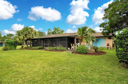 DeLand House | Beautiful Fishing Lake Front Home, Close To Beaches And Theme Parks, Sleeps 6.