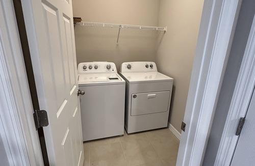 Jacarandas House | Beautiful home 2 + den with great amenities.