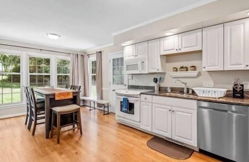 Elon House | Beautiful Home Walking Distance to Elon University