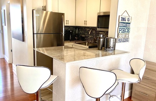 North Bay Village Apartment | Beautiful modern Waterfront apartment with pool and free parking 5min from beach
