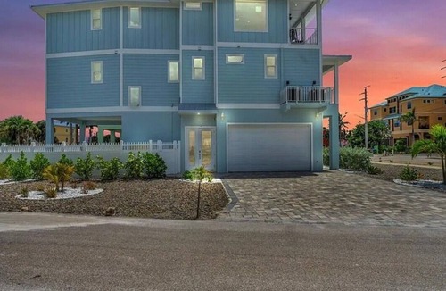 Fort Myers Beach House | Beautiful New Build Home steps from the beach, Private Pool, Awesome Gulf views!