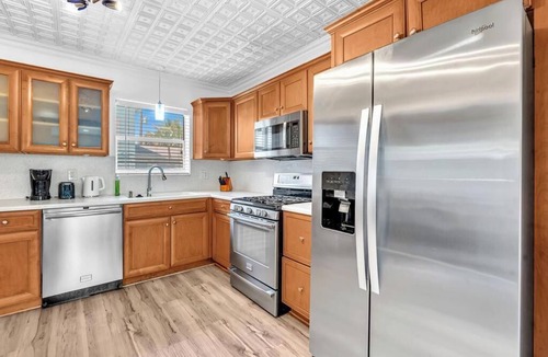 Parkside House | BEAUTIFUL PRIVATE RESORT 7 bedrooms 5 baths pool house