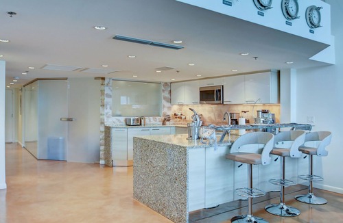 Mid Beach Condo | Beautiful Townhouse with Beachfront Access to Boardwalk to Miami South Beach.
