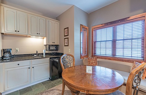 Eatonton Villa | Beautiful Tuscan style waterfront villa with private dock slip.