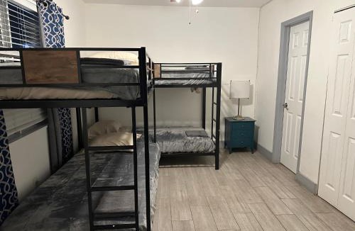 Ives Estates House | Bekahouse Hostel with parking, backyard and laundry