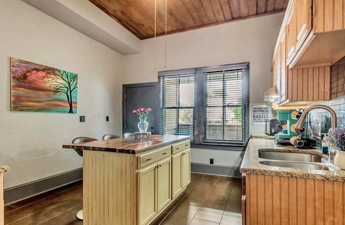 Savannah Victorian District Apartment | Belle's Haven |Historic Downtown | Walk To Forsyth Park