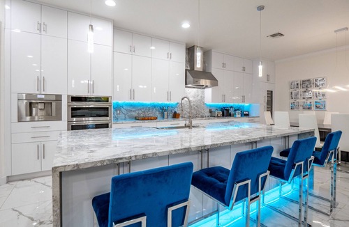 Virginia Park House | ⭐️BEST⭐️ SOUTH TAMPA MANSION- REMODELED- MOVIE THEATER- 🔥POOL-HOTTUB HUGE 5000 sqf