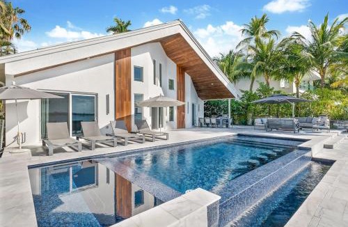 North Bay Village Villa | Best Sunset Bayfront with pool & Jacuzzi