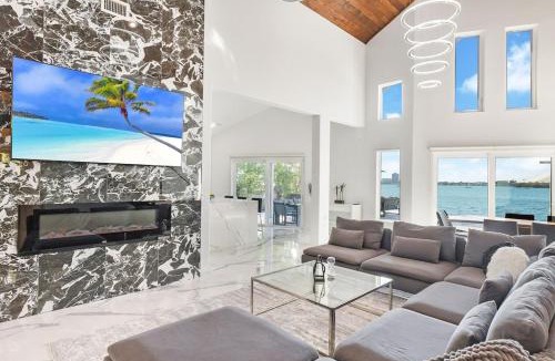 North Bay Village Villa | Best Sunset Bayfront with pool & Jacuzzi