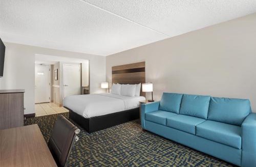 Cottage Line Hotel | Best Western Plus Chesapeake Bay-Norfolk