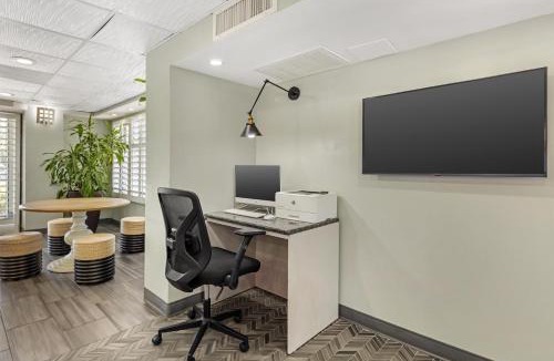 Cottage Line Hotel | Best Western Plus Chesapeake Bay-Norfolk