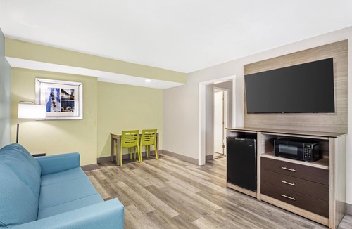 Cottage Line Hotel | Best Western Plus Chesapeake Bay-Norfolk