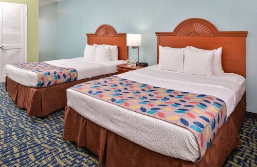 Cottage Line Hotel | Best Western Plus Holiday Sands Inn & Suites