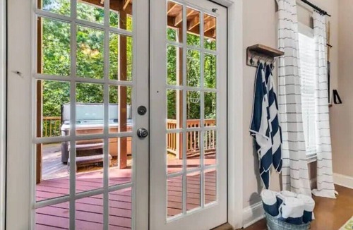 Big Canoe House | Big Canoe! 3 Masters, 2 Decks, Hot Tub, Fire Pit!