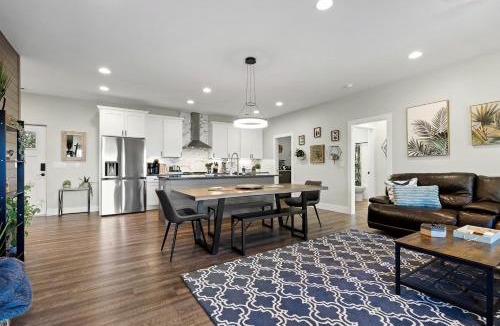 Rossville House | Big Elegant Cabin with Jacuzzi and Equipped Deck in Georgia