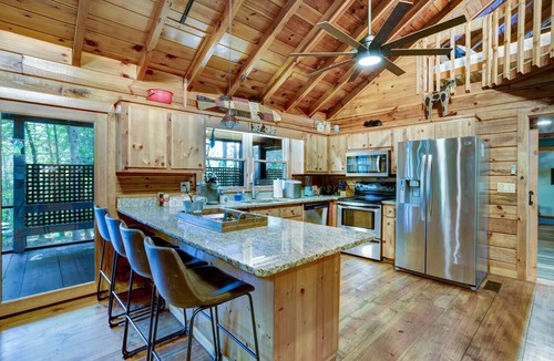 Mineral Bluff Cabin | Big Foot Escape Cabin|Hot Tub| Fire Pit|Games|Pets