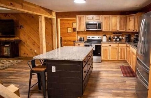 Walland Cabin | Big-Group Cabin Sleeps 18 | Wooded · Private · Near GSMNP
