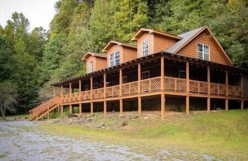 Walland Cabin | Big-Group Cabin Sleeps 18 | Wooded · Private · Near GSMNP