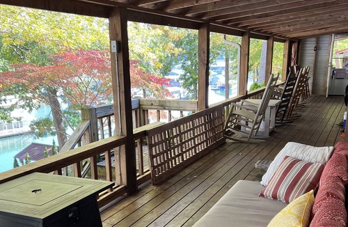 Flat Hollow Marina Ski Chalet | Big Private Dock! 3 BRM, 2 Bath house 64 steps from the water, WIFI.