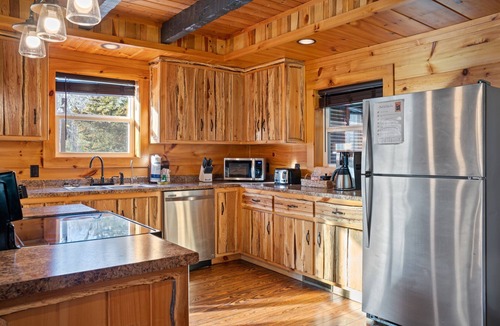 Sevierville Cabin | Big Yard & Pet-Friendly Cabin — Pool Table, Hot Tub, 10 Min to Dollywood