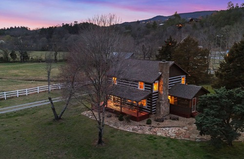 Sevierville Cabin | Big Yard & Pet-Friendly Cabin — Pool Table, Hot Tub, 10 Min to Dollywood