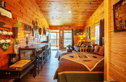 Benton Hotel | Bigfoot Lodge Room One