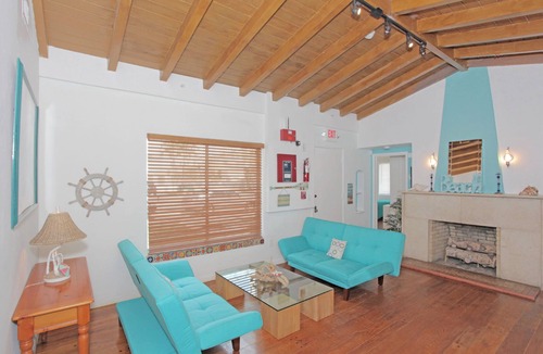 West Avenue Hotel | Bikini Lodge