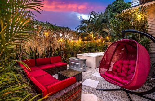 Mango Groves Cottage | Bio-Hackers! Beach 1 Mile, Cold Plunge, Sauna, Hot Tub, Xbox, Walk to Downtown!