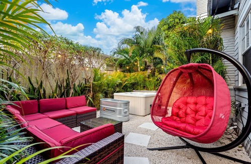 Mango Groves Cottage | Bio-Hackers! Beach 1 Mile, Cold Plunge, Sauna, Hot Tub, Xbox, Walk to Downtown!