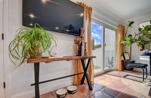 Flamingo Parks House | Black Flamingo: Flamingo Park Walkable, Pet Friendly, Fenced In Yardn