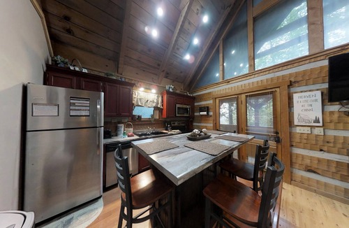 Townsend Cabin | Blessed Nest (1-Bedroom Cabin) with Pool by RedAwning