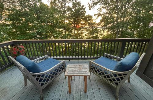 Scottsville House | Blessing by the Lake - Lakeside Cabin-Hot Tub Wifi