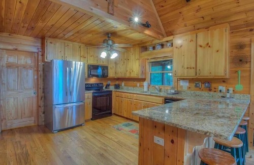 Cherry Log Cabin | Blue Horizon- Dog Friendly | Screened in Porch | Outdoor Fire Pit