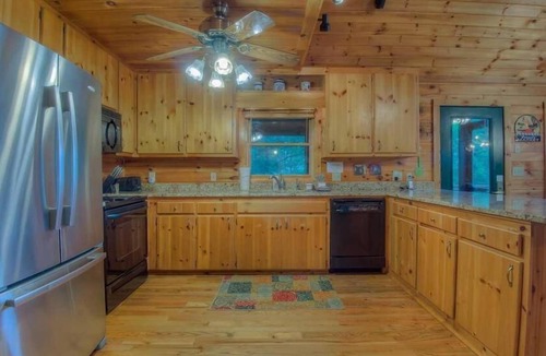 Cherry Log Cabin | Blue Horizon- Dog Friendly | Screened in Porch | Outdoor Fire Pit