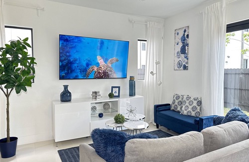 Florida City House | Blue House-Sleep 11 people-Game Room-The Keys-Everglades-Miami-Biscayne Nat Park
