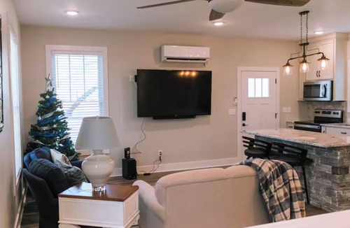 Bowling Green Apartment | Blue Nest: Your Modern Downtown Perch - Downtown BG