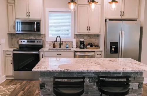 Bowling Green Apartment | Blue Nest: Your Modern Downtown Perch - Downtown BG