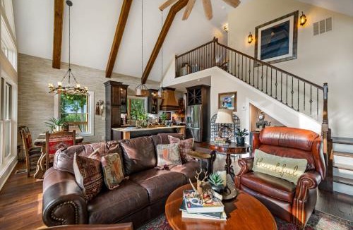 Talking Rock House | Blue Raven Lodge