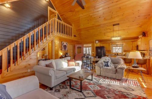 McCaysville House | Blue Ridge Cabin: Hot Tub, Fire Pit & Grill!