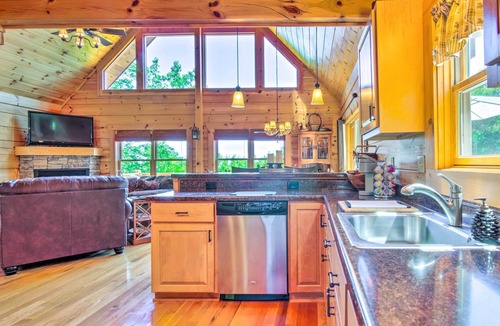 Vein Mountain Cabin | Blue Ridge Mountain Gem w/Deck & Community Perks