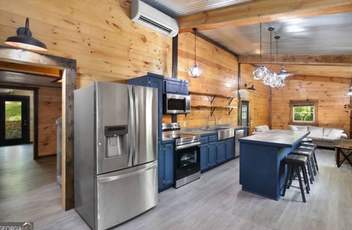 Cherry Log Cabin | BLUE RIDGE MOUNTAINS BARNDOMINIUM nCozy 2-bedroom cabin in charming Cherry Log