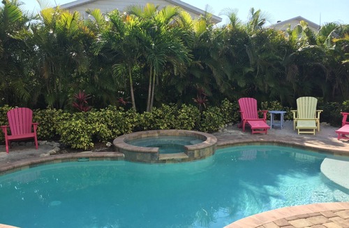 Bradenton Beach House | Blue Water Beach House: 5+ bdrm, 4.5 bath, Heated Pool/spa, 1.5 blocks to beach