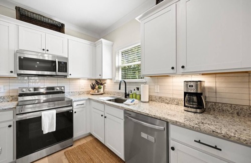 Lookout Valley Neighborhood Association House | Bluebird Cottage | Close to Downtown | Sleeps 4