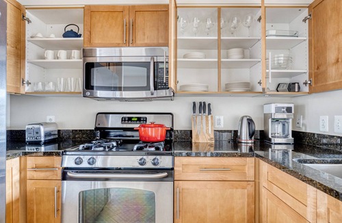 Aurora Highlands Apartment | Blueground | Pentagon City, rooftop, nr Arlington Cemetery