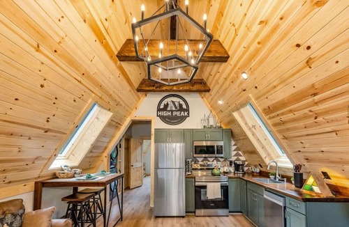West Jefferson Cabin | Blueridge Mountain A Frame with XL Hot Tub and mountain views